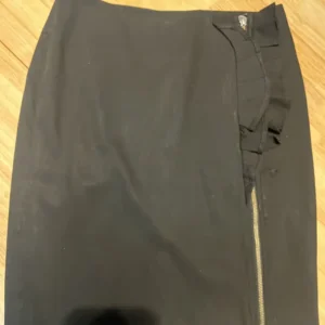 Banana Republic ruffle pencil skirt with front side zipper, size 4, black